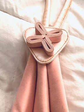 vintage ballet pink satiny wristlet purse handbag with design at top & zipper!